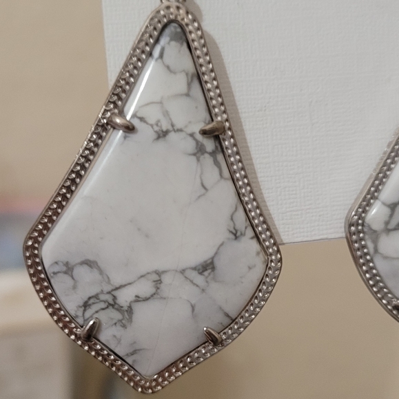 Kendra Scott Howlite Marble Alexis Earrings Silver - Picture 5 of 8